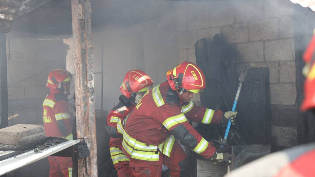 Incendios estructurales consumen habitaciones de dos viviendas | Bomberos Municipales