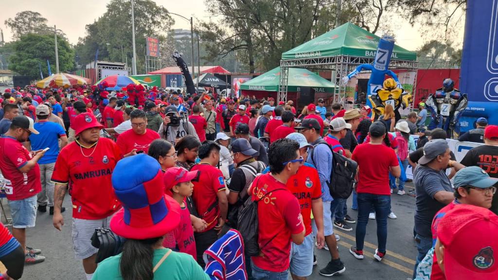 La afición de Municipal convierte El Trébol en una fiesta | Alex Meoño