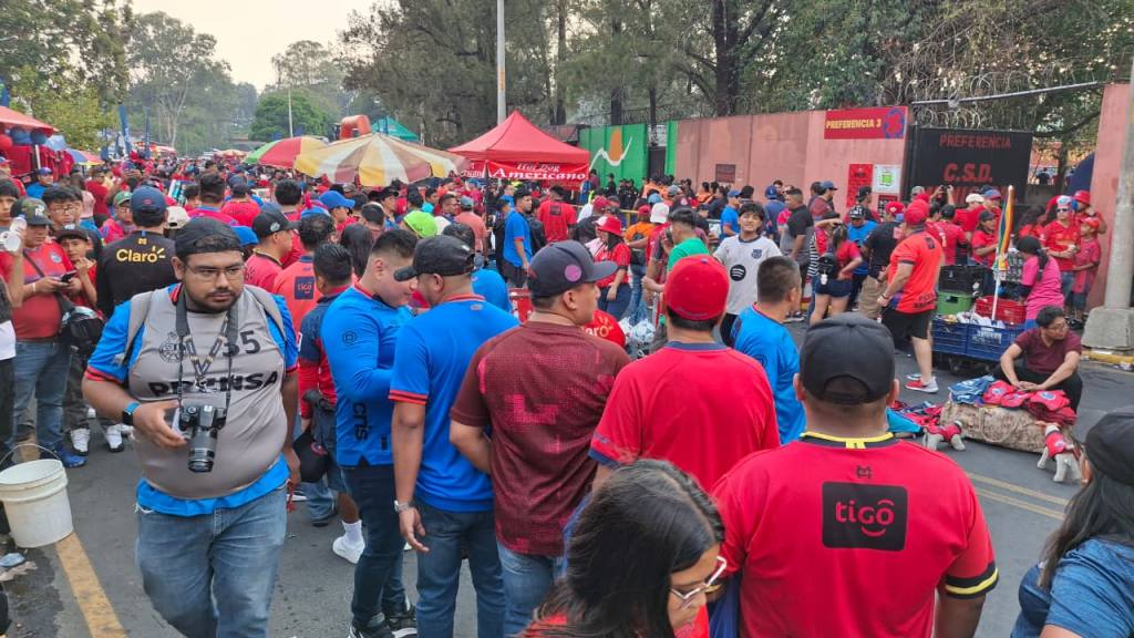 La afición de Municipal convierte El Trébol en una fiesta | Alex Meoño