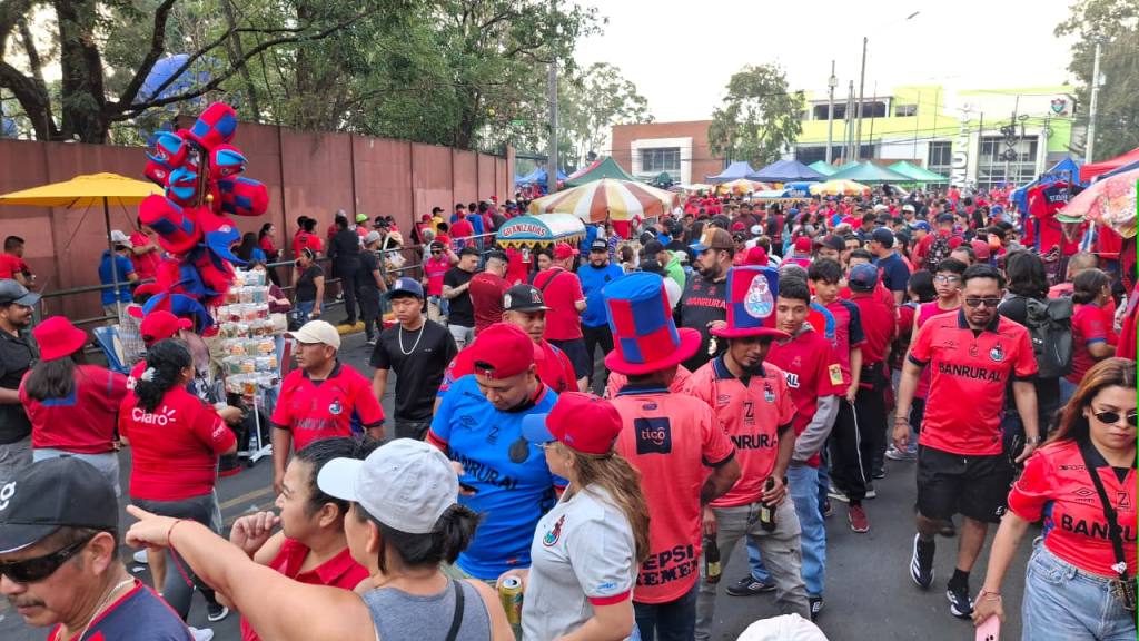 La afición de Municipal convierte El Trébol en una fiesta | Alex Meoño