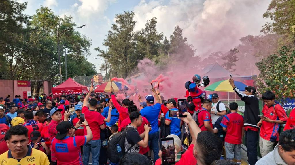 La afición de Municipal convierte El Trébol en una fiesta | Alex Meoño