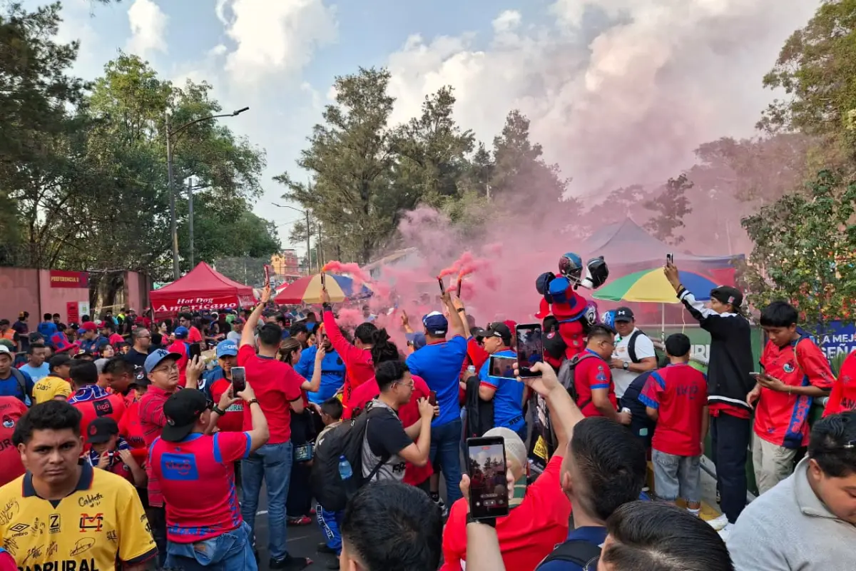La afición de Municipal convierte El Trébol en una fiesta - Alex Meoño