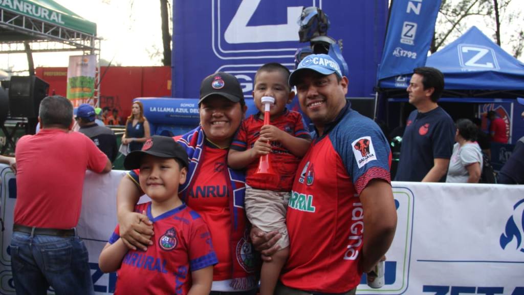 La afición de Municipal convierte El Trébol en una fiesta | Alex Meoño
