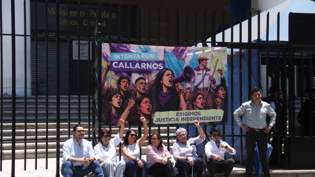 Guatemaltecos hacen celebración frente a la sede del MP | Alex Meoño