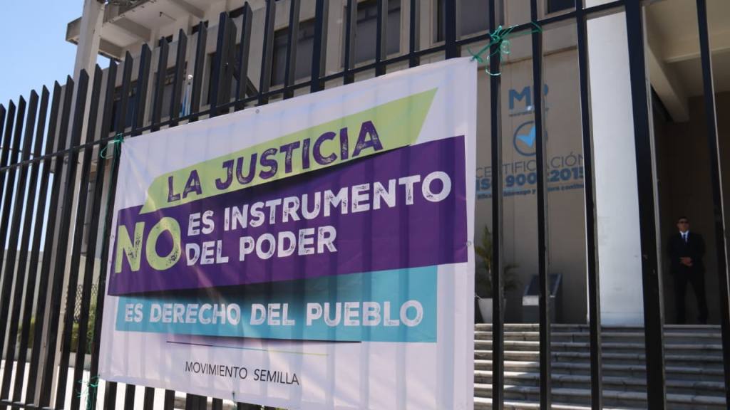 Guatemaltecos hacen celebración frente a la sede del MP | Alex Meoño