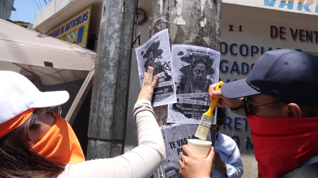 Guatemaltecos hacen celebración frente a la sede del MP | Alex Meoño