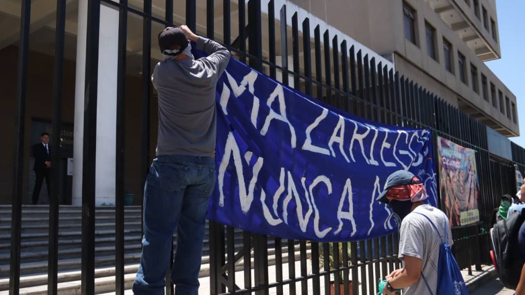 Guatemaltecos hacen celebración frente a la sede del MP | Alex Meoño