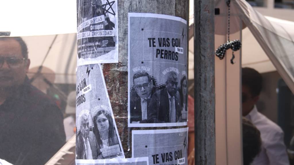 Guatemaltecos hacen celebración frente a la sede del MP | Alex Meoño