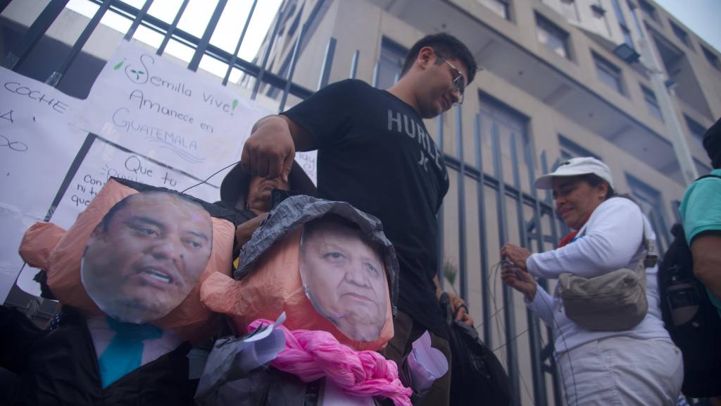 Piñatas frente al MP y críticas al gobierno de Arévalo | Omar Solis