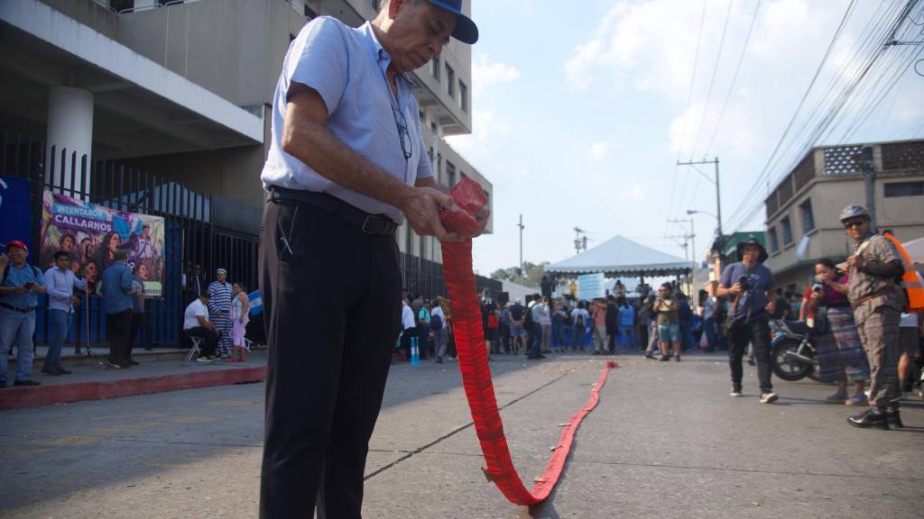 Piñatas frente al MP y críticas al gobierno de Arévalo | Omar Solis