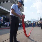 Guatemaltecos celebran salida de Consuelo Porras frente a la sede del MPt
