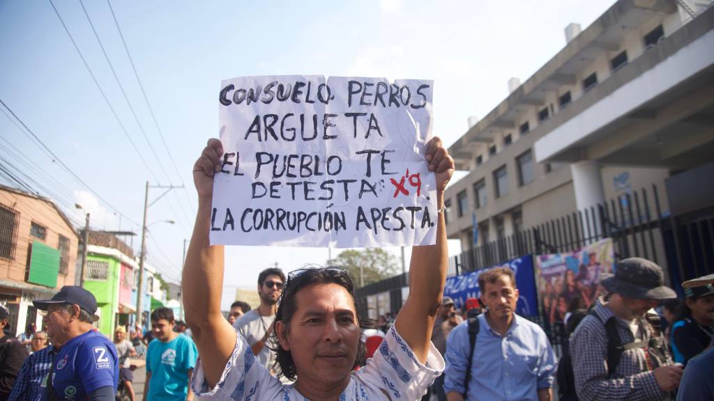 Piñatas frente al MP y críticas al gobierno de Arévalo | Omar Solis