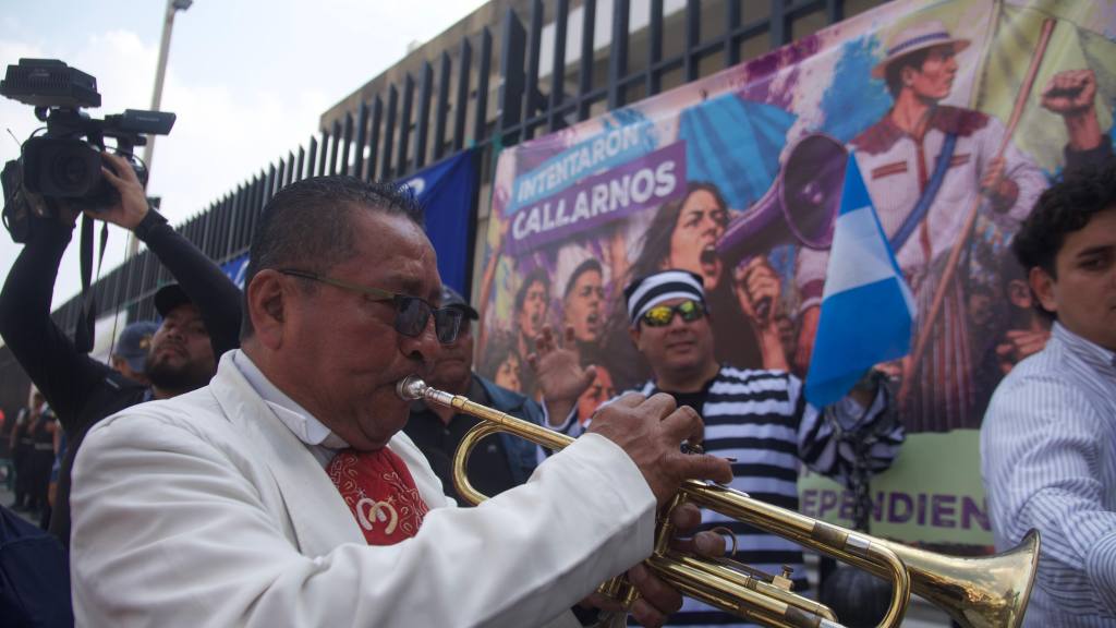 Piñatas frente al MP y críticas al gobierno de Arévalo | Omar Solis