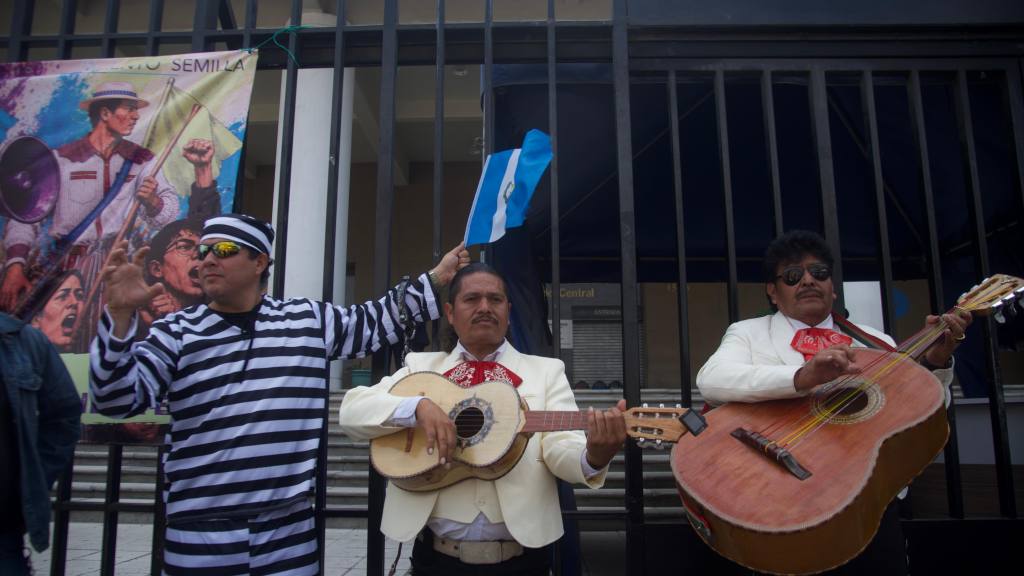 Piñatas frente al MP y críticas al gobierno de Arévalo | Omar Solis