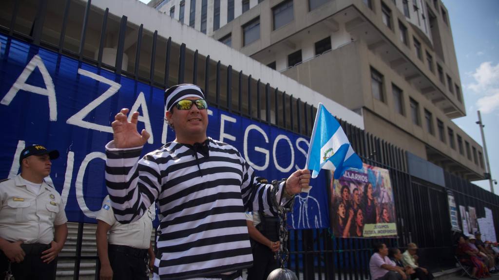 Piñatas frente al MP y críticas al gobierno de Arévalo | Omar Solis