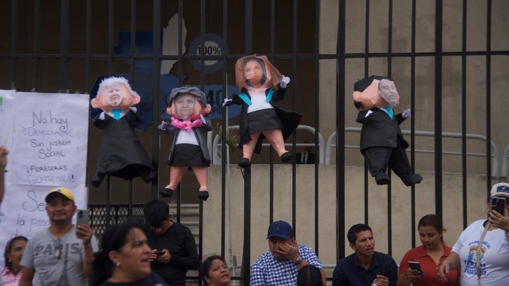 Festejan transición en el MP con sátira y juegos pirotécnicos | Omar Solís