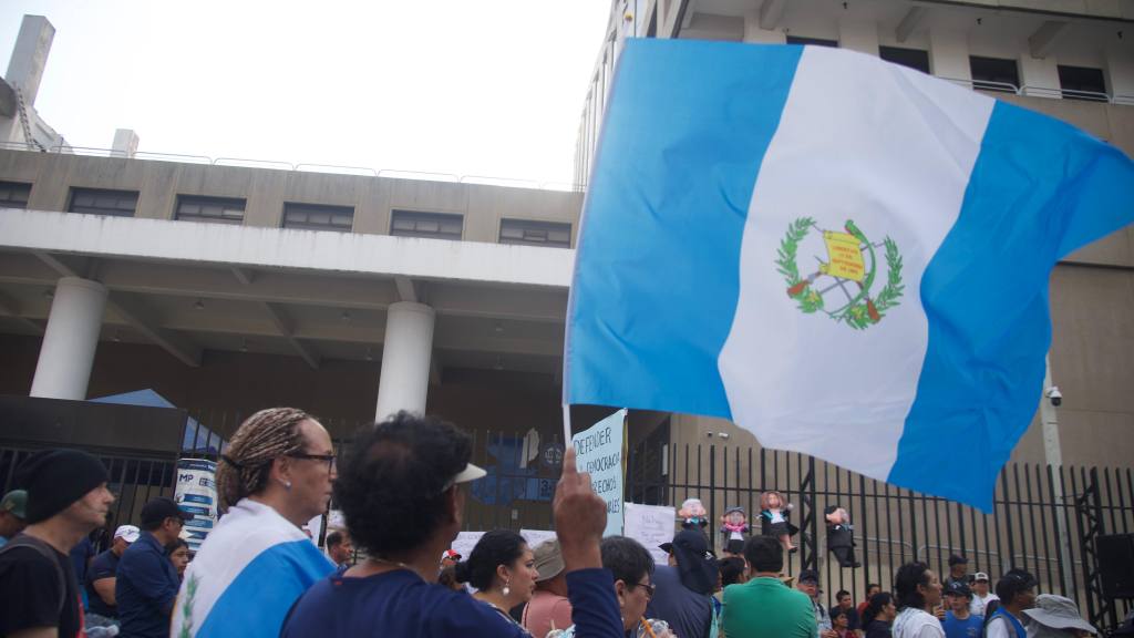 Festejan transición en el MP con sátira y juegos pirotécnicos | Omar Solís