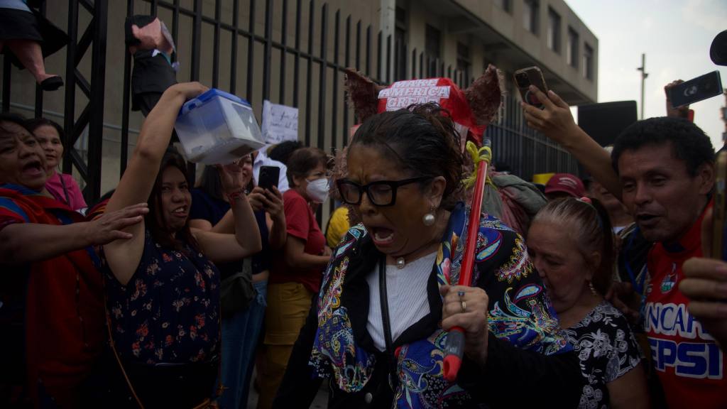 Festejan transición en el MP con sátira y juegos pirotécnicos | Omar Solís