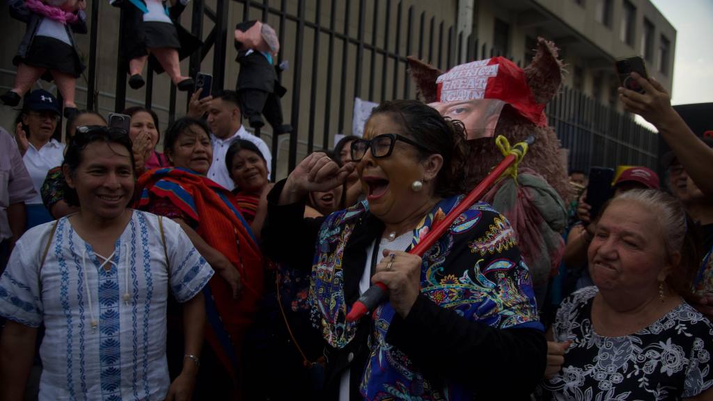 Festejan transición en el MP con sátira y juegos pirotécnicos | Omar Solís