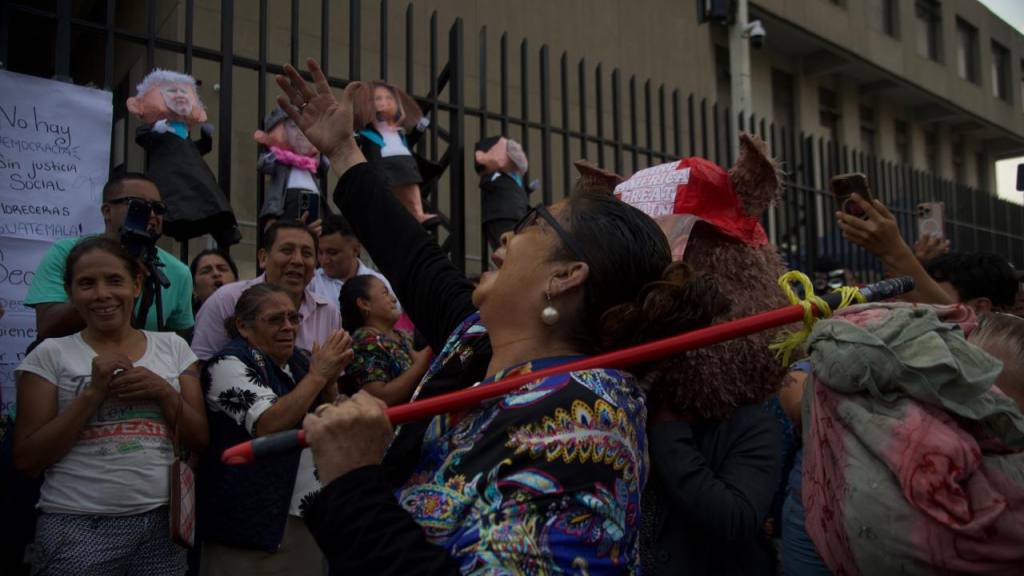 Festejan transición en el MP con sátira y juegos pirotécnicos | Omar Solís