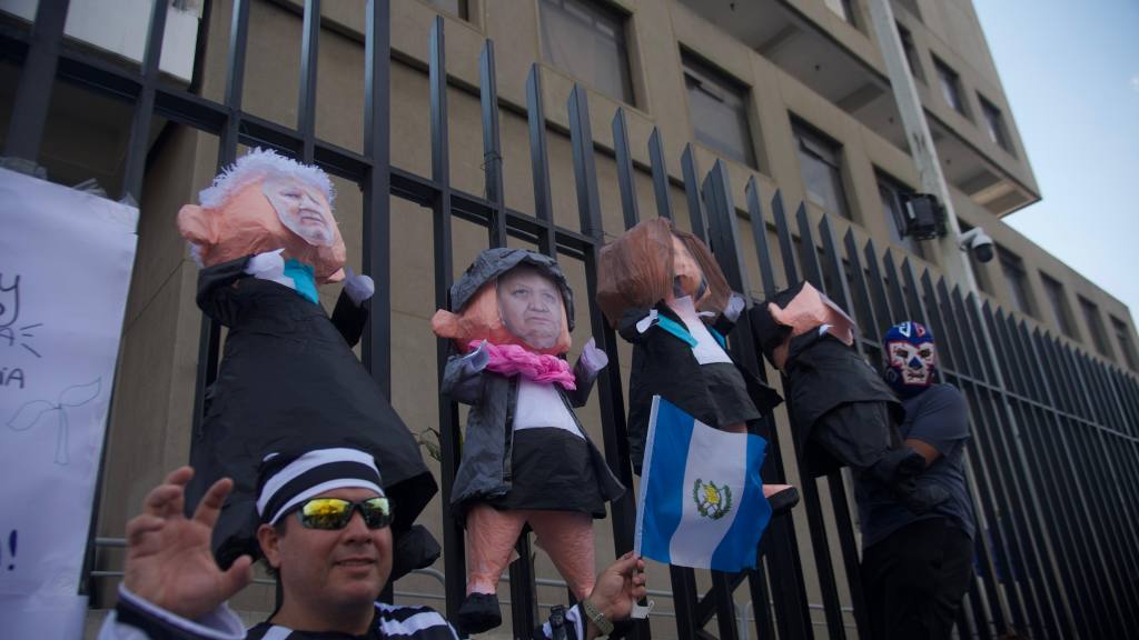 Festejan transición en el MP con sátira y juegos pirotécnicos | Omar Solís