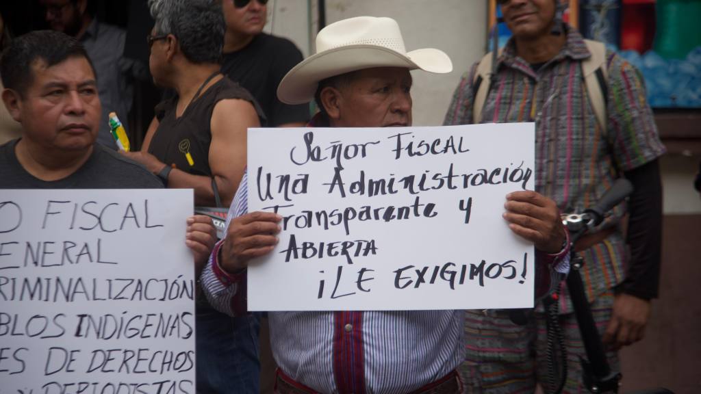 Festejan transición en el MP con sátira y juegos pirotécnicos | Omar Solís