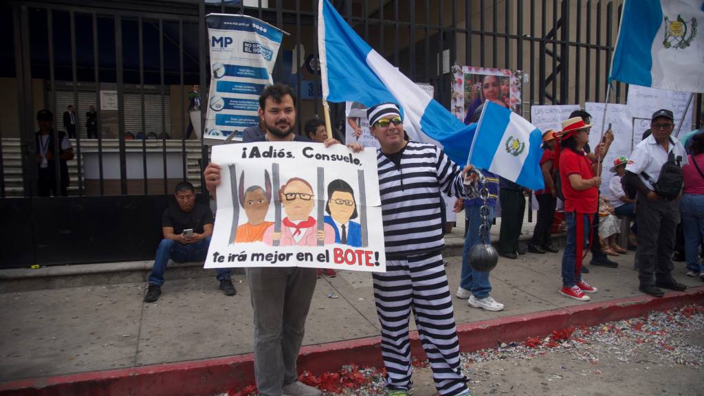 Festejan transición en el MP con sátira y juegos pirotécnicos | Omar Solís