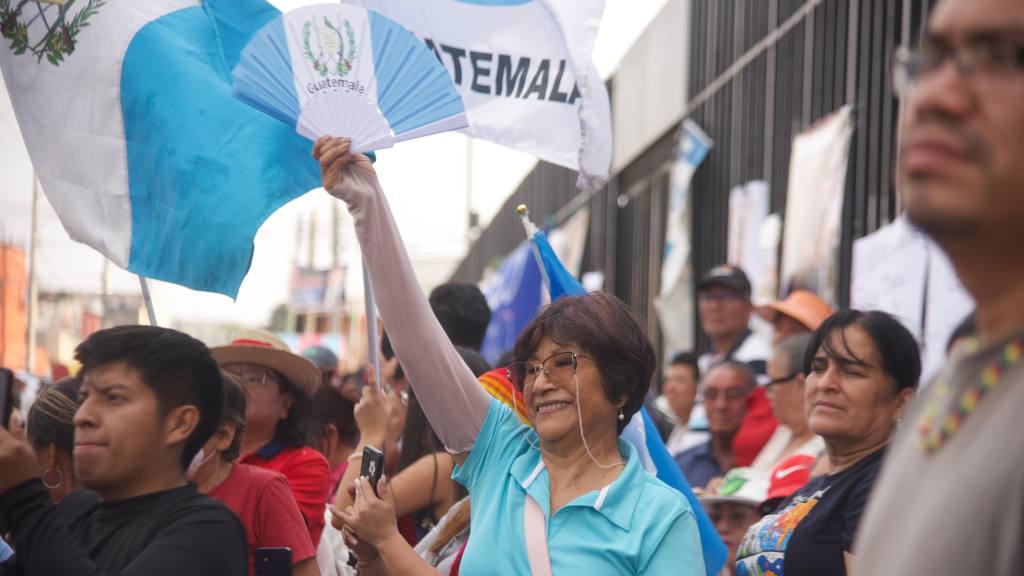 Festejan transición en el MP con sátira y juegos pirotécnicos | Omar Solís
