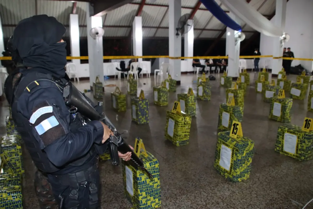 Los 1500 kilos de cocaína estaban empacados en varios bultos., PNC de Guatemala.