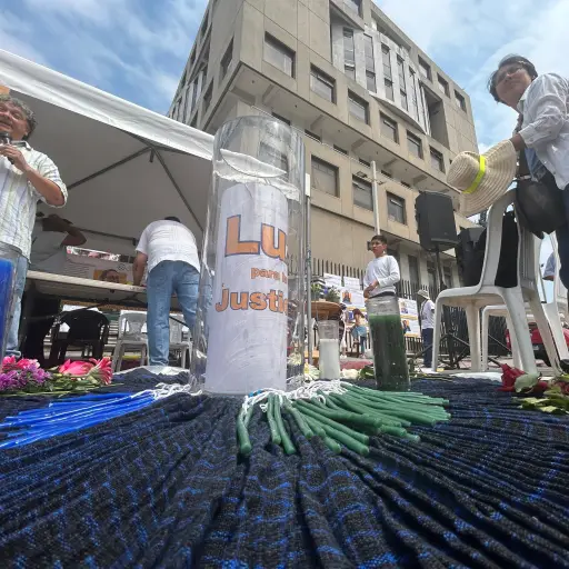 Los organizadores del servicio religioso colocaron un altar para pedir por los guatemaltecos que han sufrido persecusión.  ,Omar Solís.