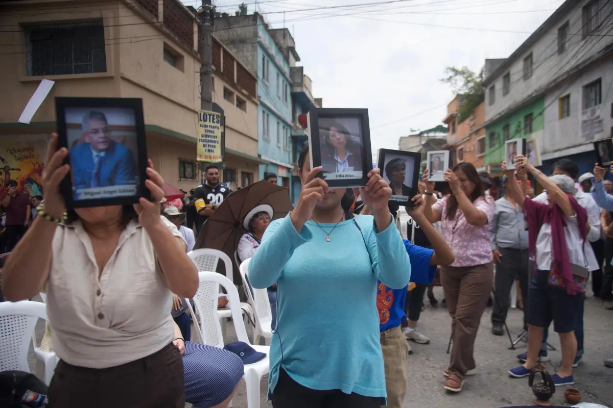 Ciudadanos muestran fotografías de exoperadores de justicia exiliados y otros que enfrentan procesos penales en el país por casos surgidos durante la gestión de la exfiscal Consuelo Porras. Plantón se realiza frente a sede del Ministerio Público., Omar Solís/Emisoras Unidas