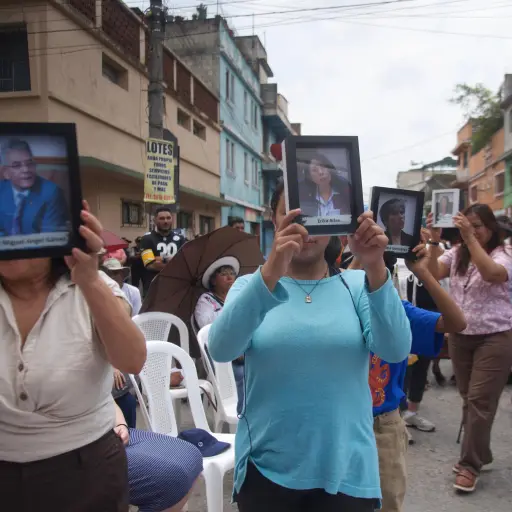 Ciudadanos muestran fotografías de exoperadores de justicia exiliados y otros que enfrentan procesos penales en el país por casos surgidos durante la gestión de la exfiscal Consuelo Porras. Plantón se realiza frente a sede del Ministerio Público. ,Omar Solís/Emisoras Unidas