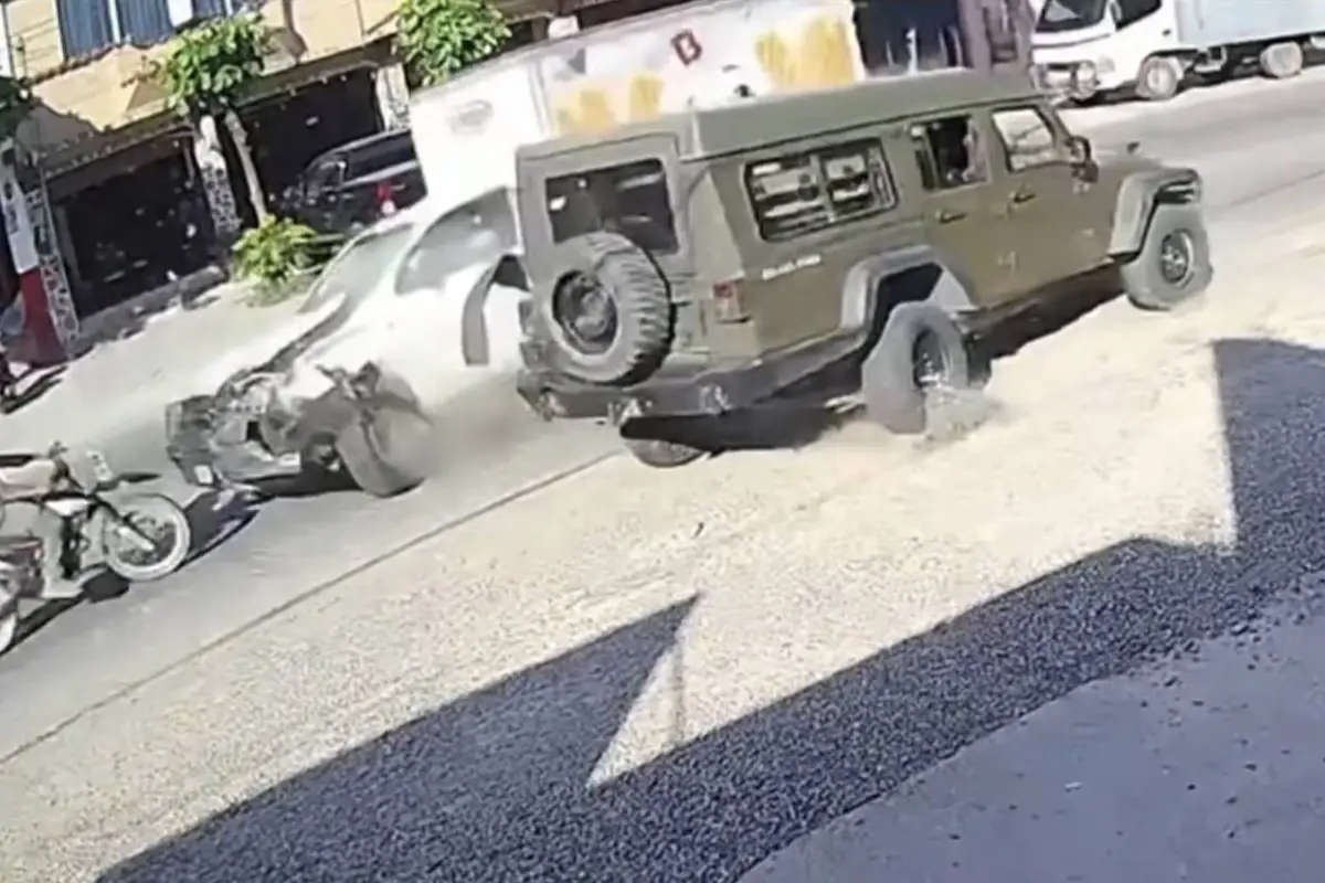 Conductor pierde el control y provoca brutal accidente en Quezaltepeque., Captura de pantalla video de Facebook.