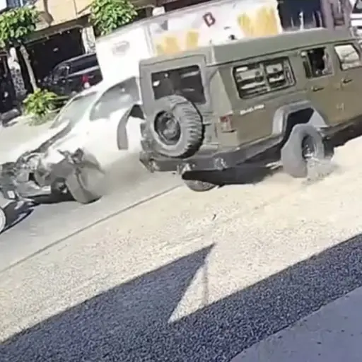Conductor pierde el control y provoca brutal accidente en Quezaltepeque. ,Captura de pantalla video de Facebook.
