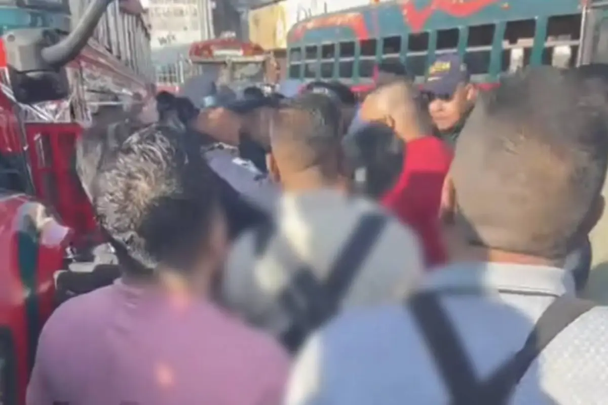 Vapuleo a presunto motoladrón en la zona 6 capitalina., Captura de pantalla video de Facebook.
