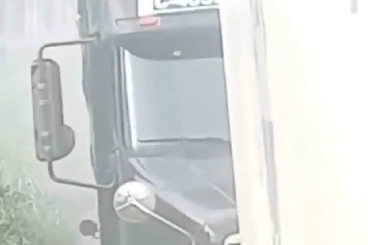 Difunden imágenes del momento en que detuvieron tráiler sin frenos en la autopista Palín–Escuintla., Captura de pantalla video de X.