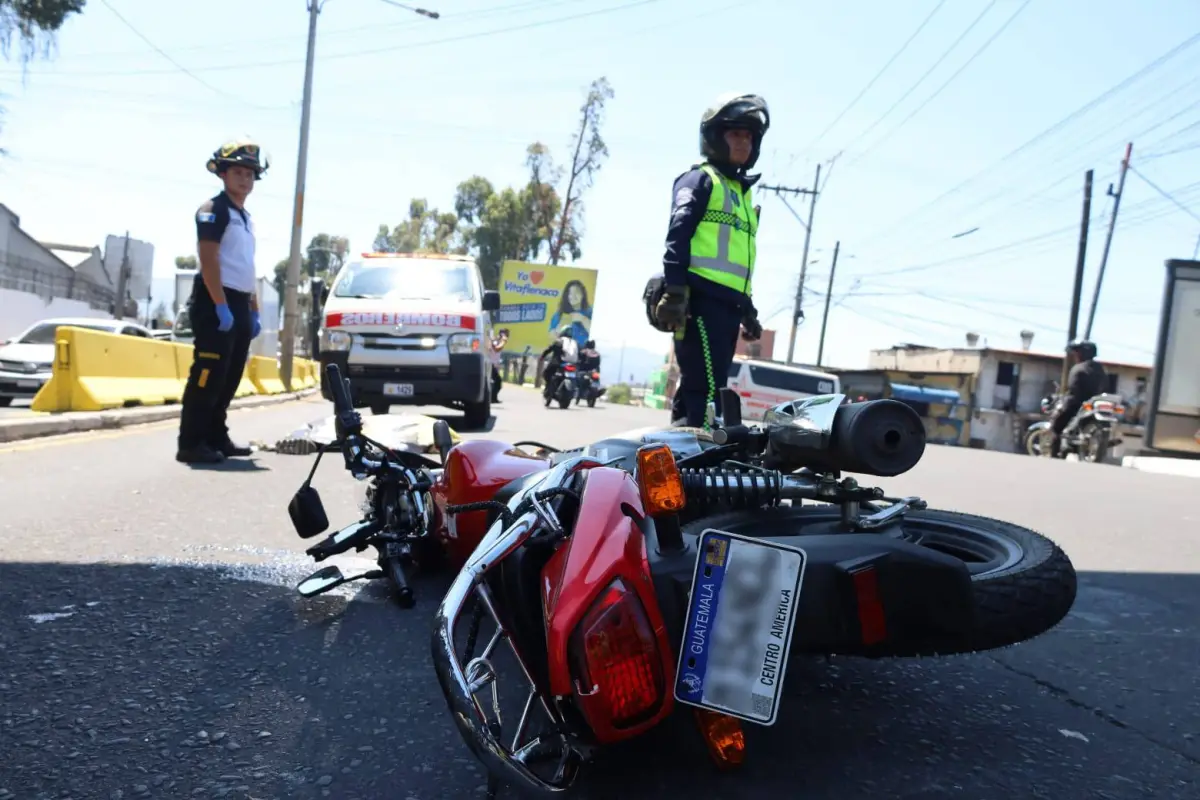 El cuerpo del conductor permanece a un costado de la motocicleta en la que viajaba al accidentarse en Villa Nueva., Bomberos Voluntarios