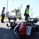 El cuerpo del conductor permanece a un costado de la motocicleta en la que viajaba al accidentarse en Villa Nueva. ,Bomberos Voluntarios