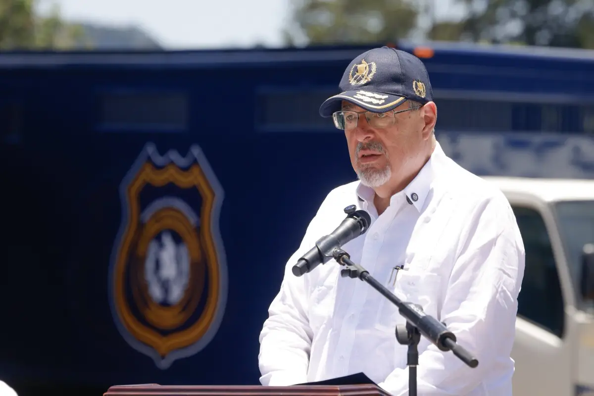 El presidente Bernardo Arévalo durante el acto de entrega de 20 nuevas unidades de traslado de privados de libertad para el Sistema Penitenciario el jueves 14 de mayo de 2026., Gobierno de Guatemala
