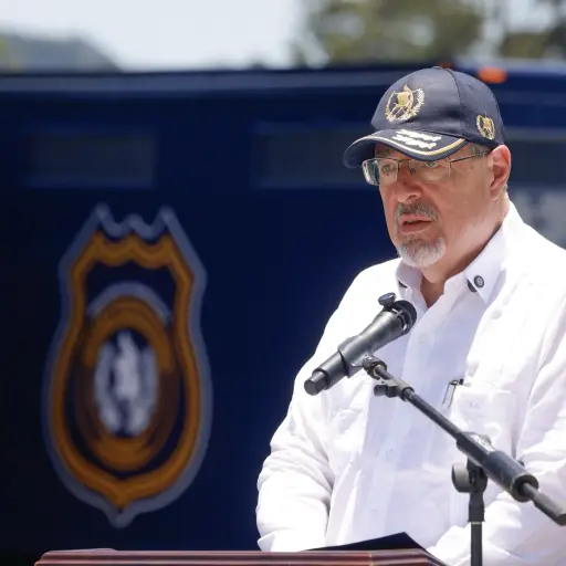 El presidente Bernardo Arévalo durante el acto de entrega de 20 nuevas unidades de traslado de privados de libertad para el Sistema Penitenciario el jueves 14 de mayo de 2026. ,Gobierno de Guatemala