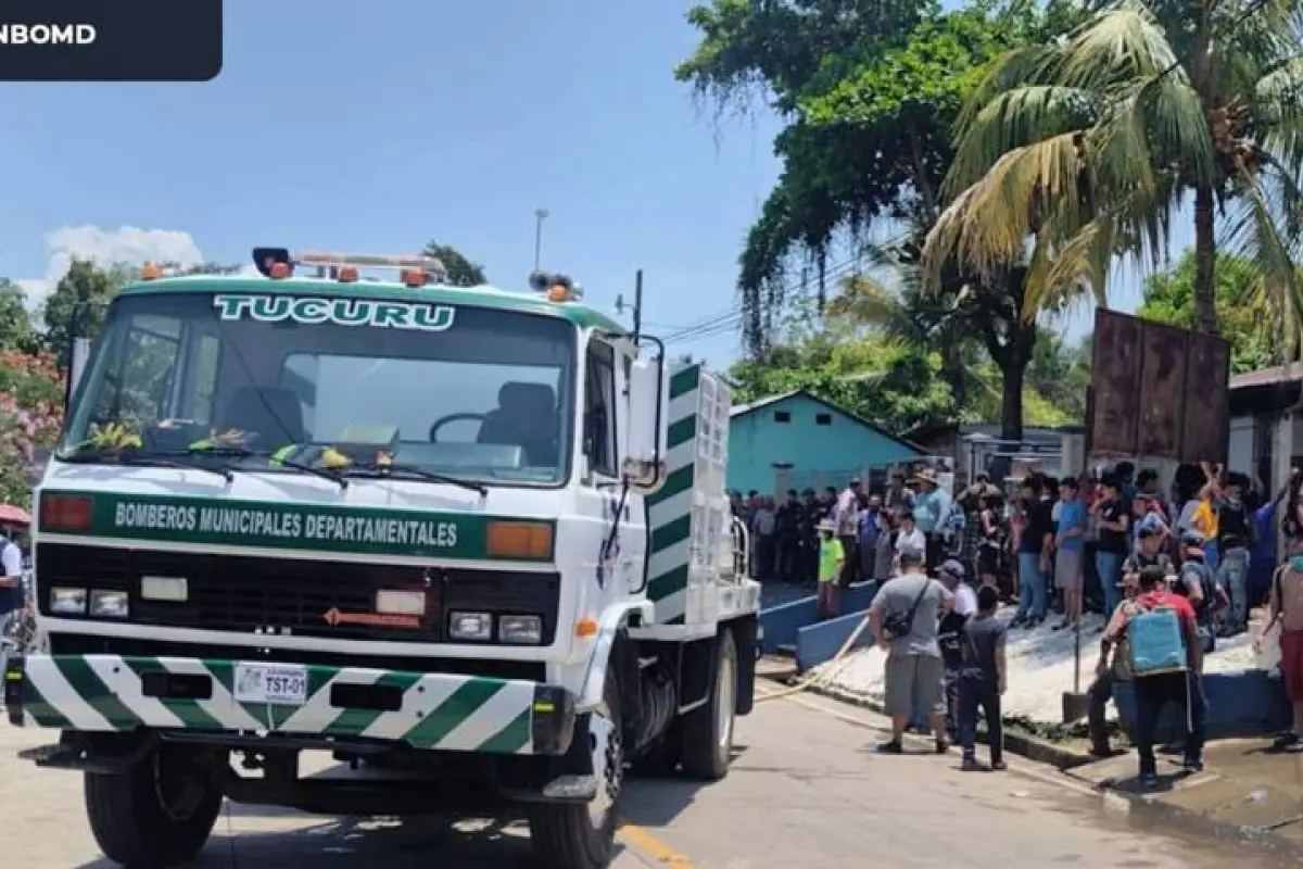 Labores para combatir el incendio en el Centro de Atención Permanente de Panzós, Alta Verapaz., Bomberos Municipales Departamentales
