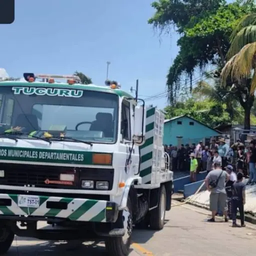 Labores para combatir el incendio en el Centro de Atención Permanente de Panzós, Alta Verapaz. ,Bomberos Municipales Departamentales