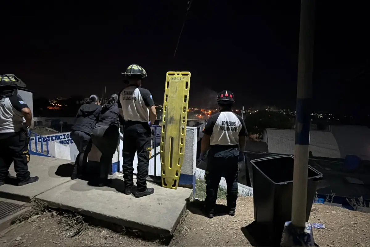 Personal de cuerpos de socorro en el perímetro de la cárcel Santa Teresa, donde se reportó un nuevo motín la noche del jueves 14 de mayo de 2026., Bomberos Voluntarios
