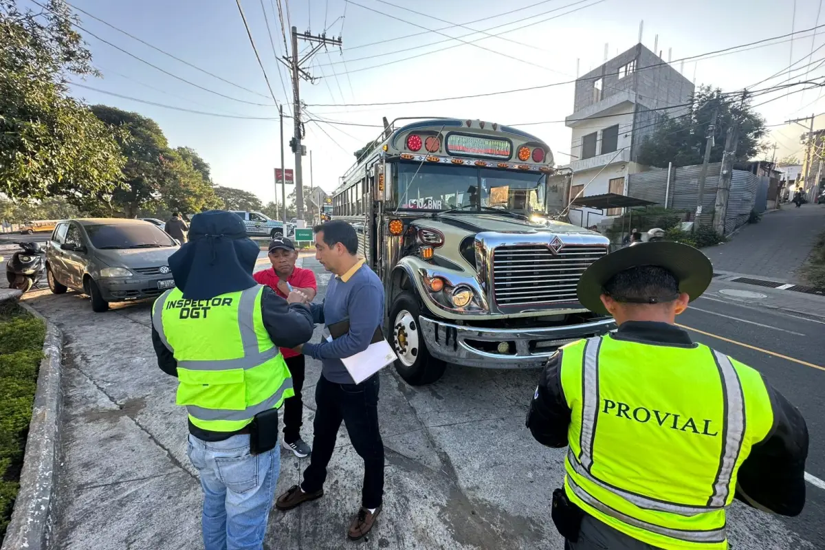 Agentes de tránsito realizan operativo para verificar el transporte extraurbano., DGT