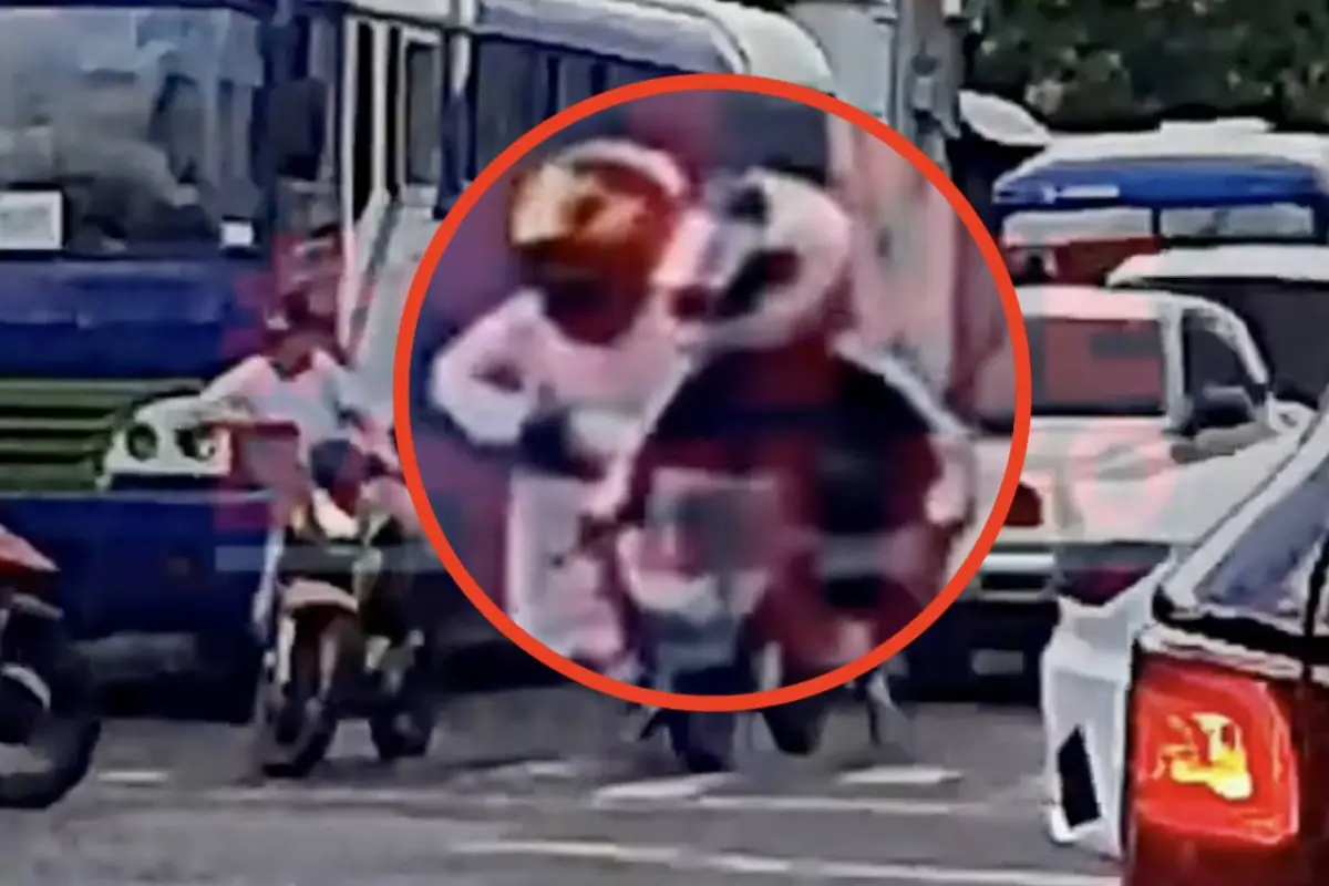 Video muestra intento de asalto a motorista en semáforo de avenida Elena., Captura de pantalla video de X.
