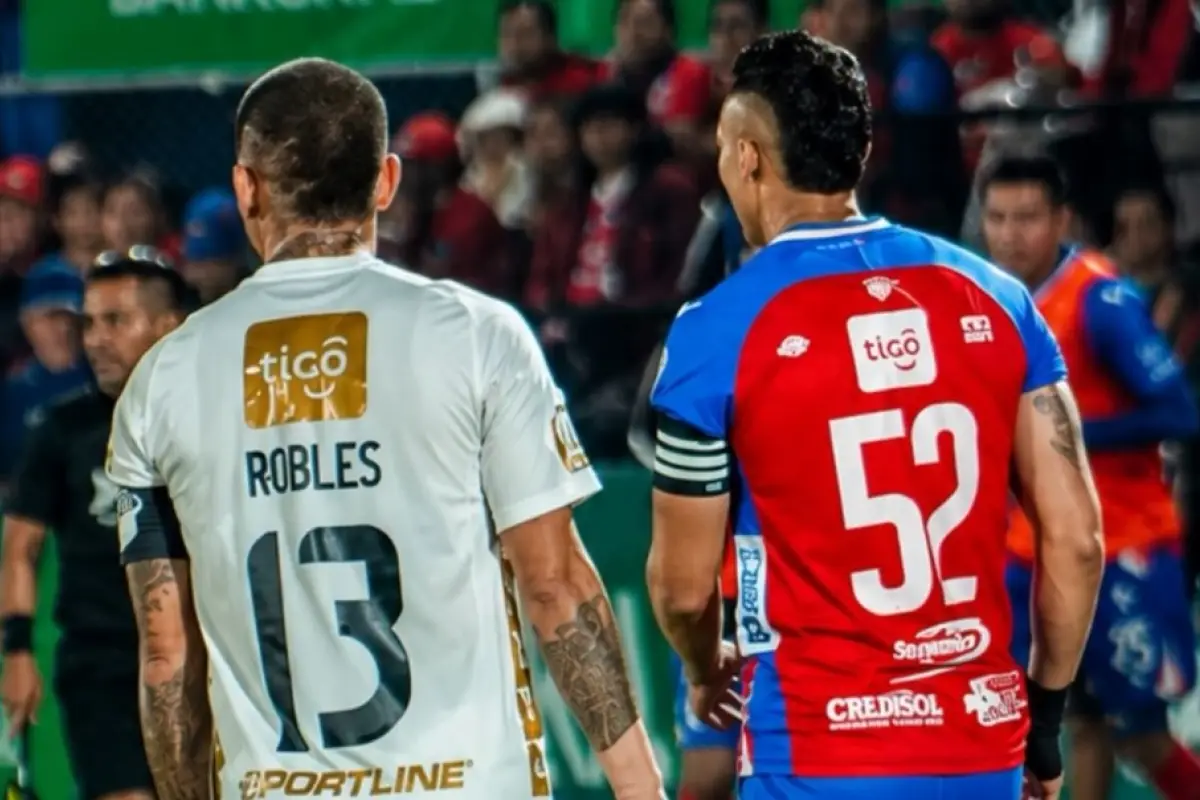 El jugador de Comunicaciones, Stheven Robles