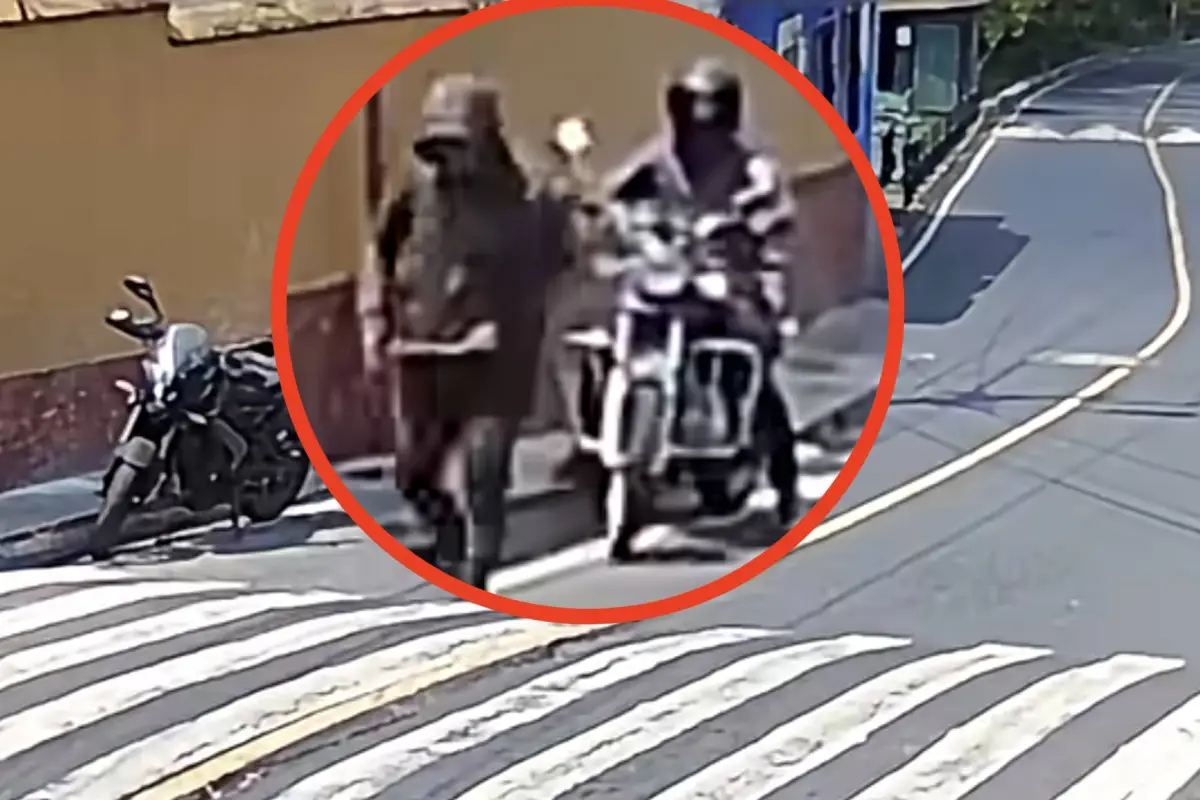Roban una motocicleta en Antigua Guatemala., Captura de pantalla video de Facebook.
