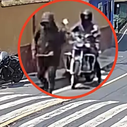 Roban una motocicleta en Antigua Guatemala. ,Captura de pantalla video de Facebook.