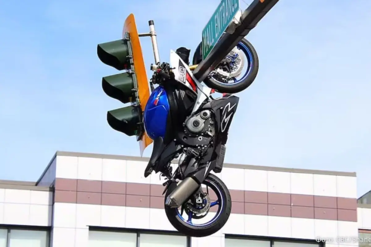 Motocicleta quedó incrustada en un semáforo., Redes sociales.