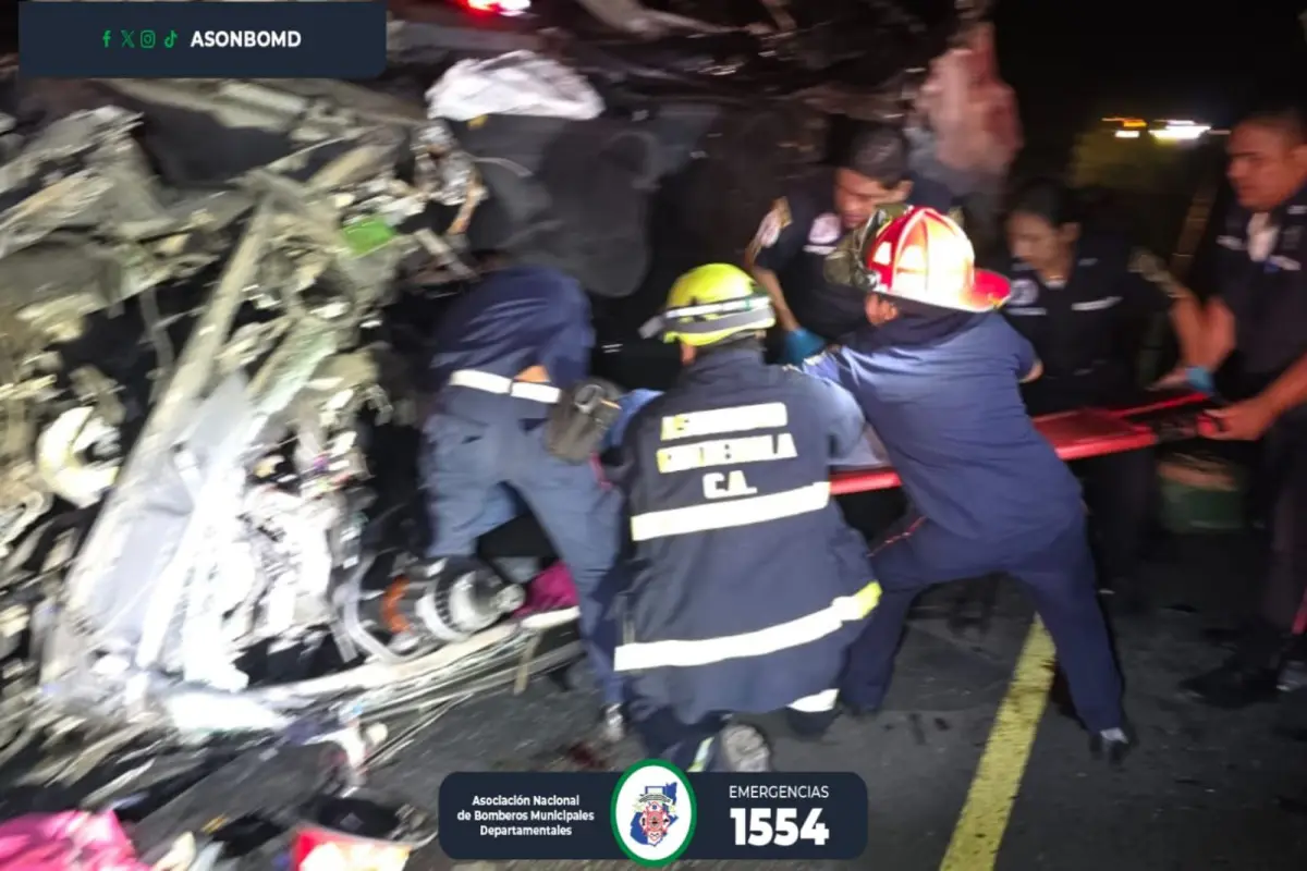 Los socorristas tuvieron que utilizar equipo hidráulico para rescatar a los afectados en el accidente en Quetzaltenango., Bomberos Municipales Departamentales